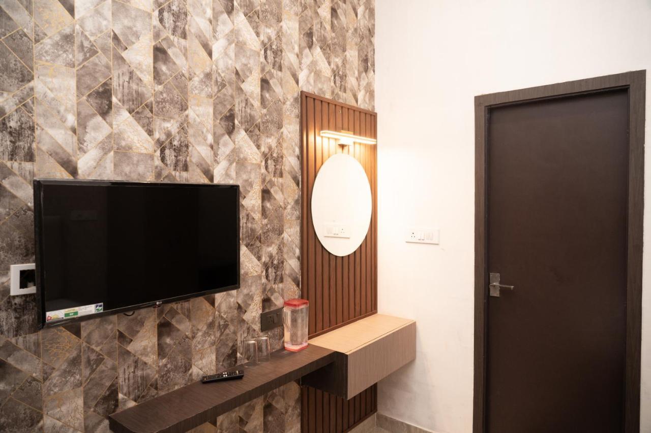 Holy Land Hotel Váránaszi Kültér fotó