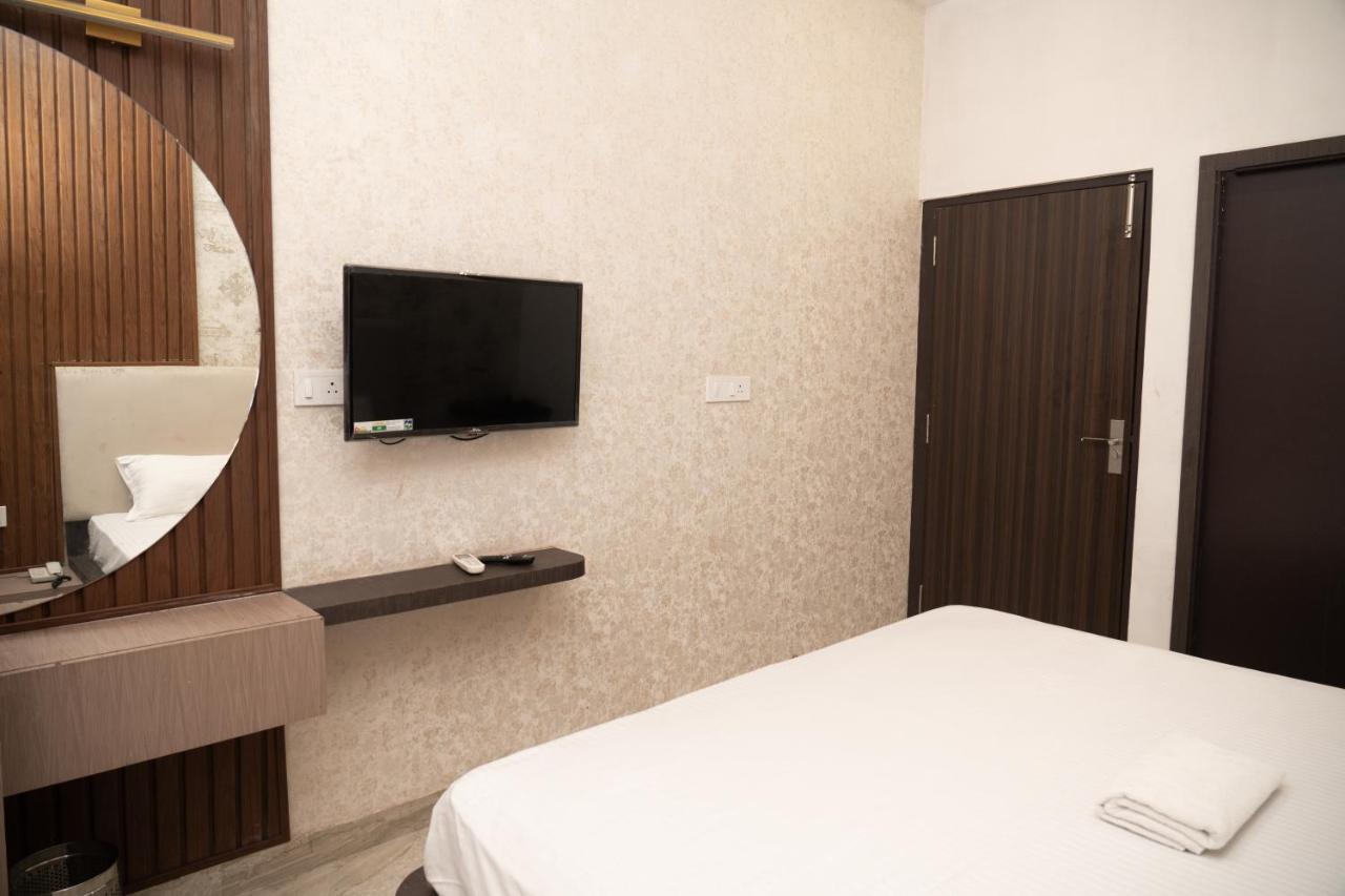 Holy Land Hotel Váránaszi Kültér fotó