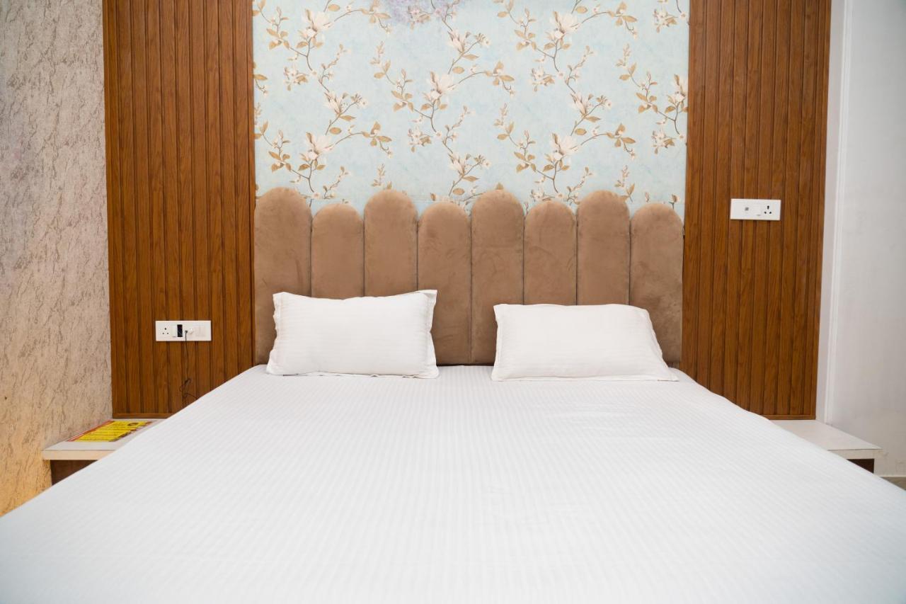 Holy Land Hotel Váránaszi Kültér fotó