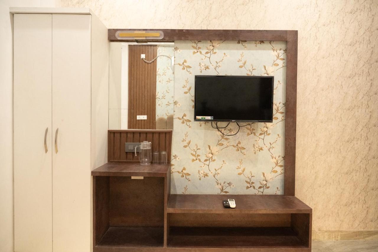 Holy Land Hotel Váránaszi Kültér fotó