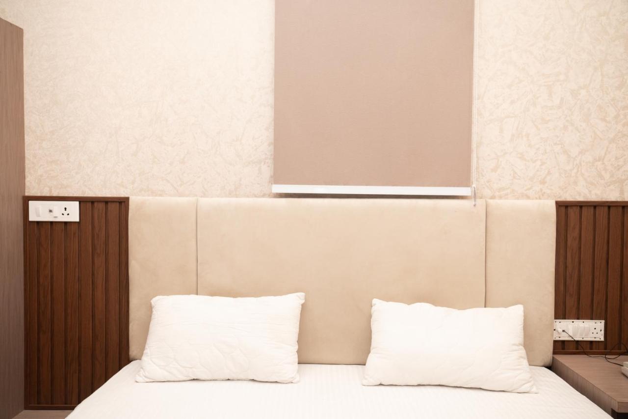 Holy Land Hotel Váránaszi Kültér fotó